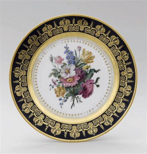 Assiette en porcelaine de Paris, marquée Feuillet au revers, décor floral, marli bleu et or à motif de feuilles_0