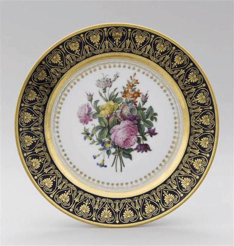 Assiette en porcelaine de Paris, marquée Feuillet au revers, décor floral, marli bleu et or à motif de feuilles_0