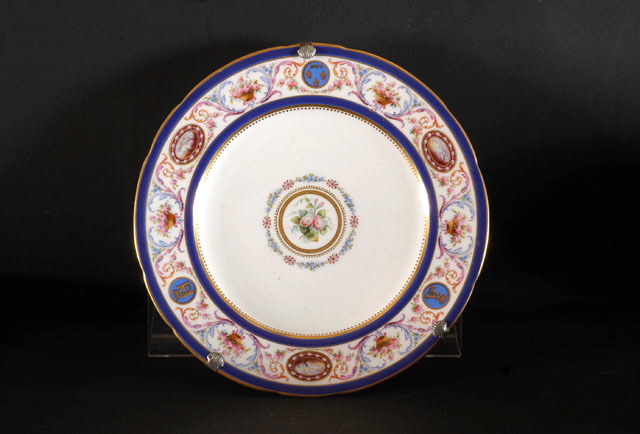 Assiette en porcelaine dure de Minton, service au marli bleu foncé aux armes d'Orléans_0