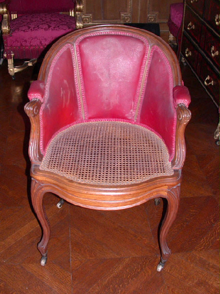 Fauteuil de bureau à roulettes, recouvert de moleskine rouge_0