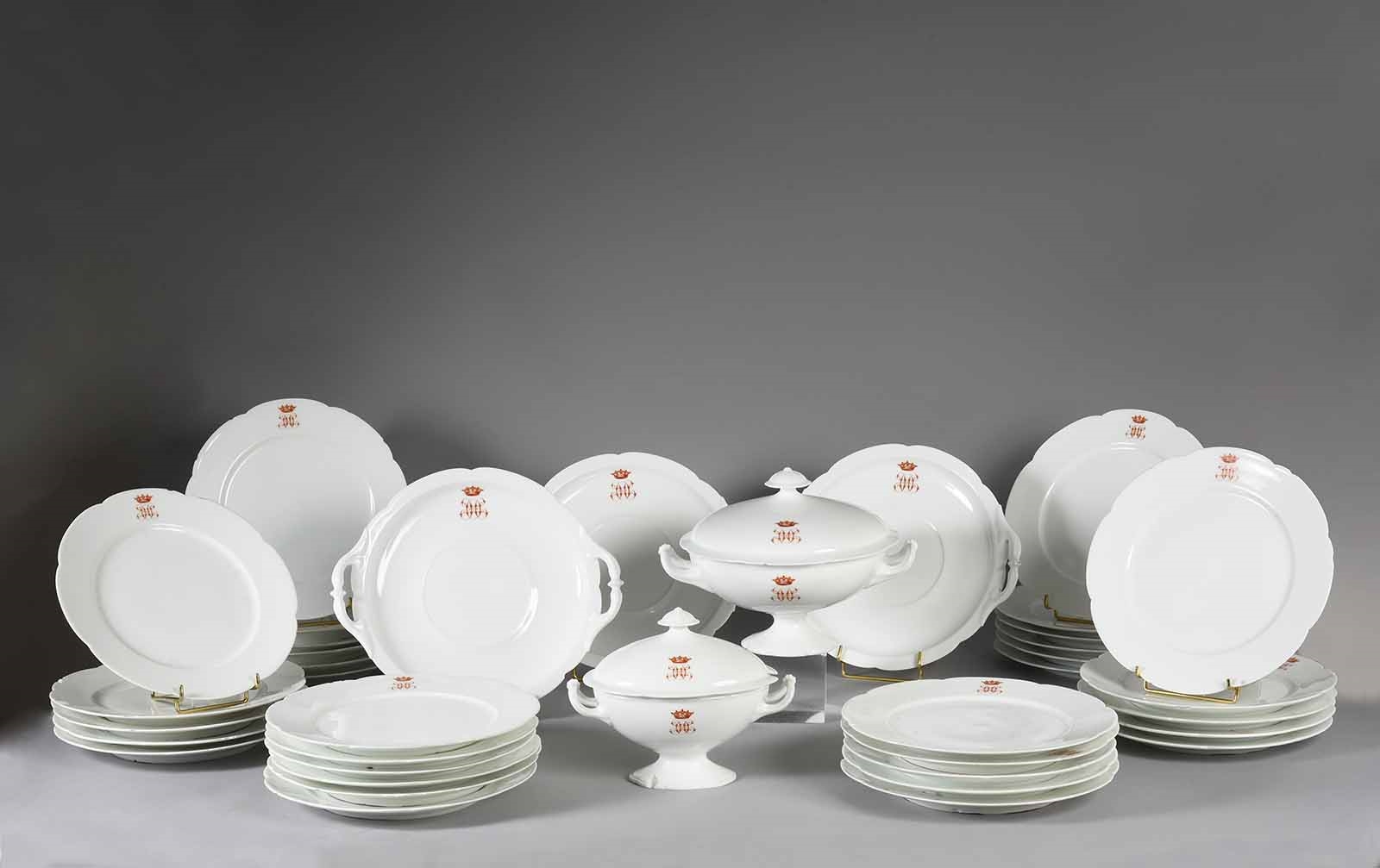 Service de porcelaine dure de Paris, Limoges et Bayeux au chiffre HO rouge commandé en 1878._0