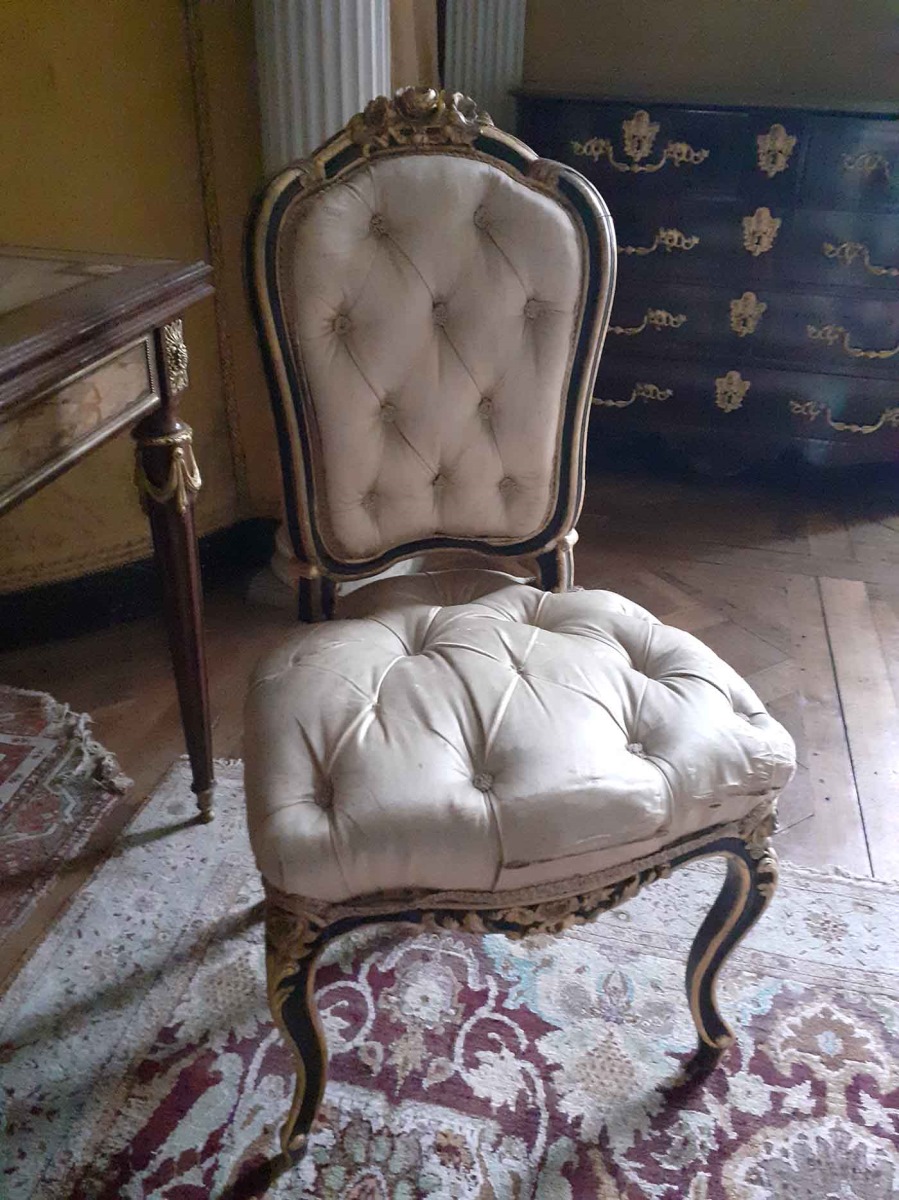 Chaise style Louis XV en bois noir et doré capitonné de tissu beige satiné_0