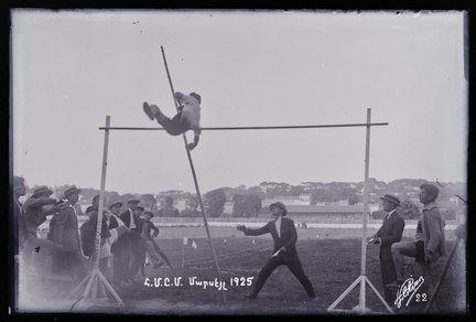 Épreuve de saut à la perche pratiquée par un scout de la communauté arménienne (titre factice)_0