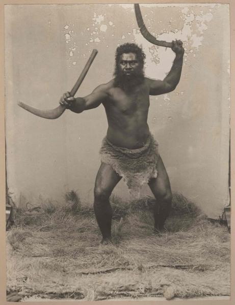 Aboriginal throwing a boomerang, Charles Kerry, 1883 vers