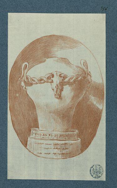 Urne décorée d'une tête d'animal percée au niveau des cornes et des yeux, par deux serpents qui s'entremêlent_0