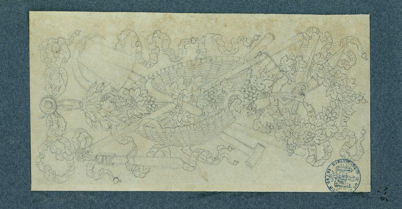 Composition décorative sur le thème de la vigne : fléau, bêche, serpe, panier, secateurs, grappes et feuilles de vignes rubans_0