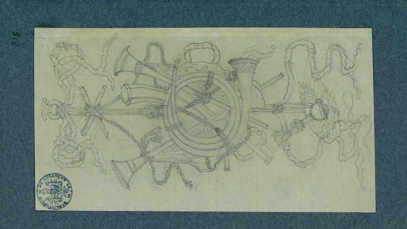 Composition décorative sur le thème des instruments à vent : au centre un cor de chasse, se croisant derrière deux trompettes et un olifant rubans et cordes_0