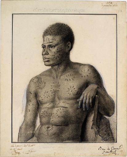 Portrait d'un homme de la côte du Mozambique portant des scarifications sur le visage, le cou, les bras et le torse_0