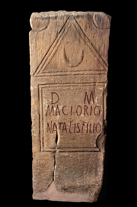 Stèle plaque avec inscription dédiée à Magiorix