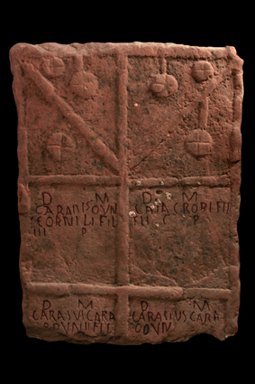 Stèle plaque avec inscription dédiée à Carassounus, Caia, Carasus, Carasius