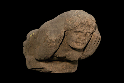 Fragment d’un groupe de Jupiter cavalier terrassant un géant anguipède représentant le torse du géant anguipède et une plinthe, 4e quart 3e siècle