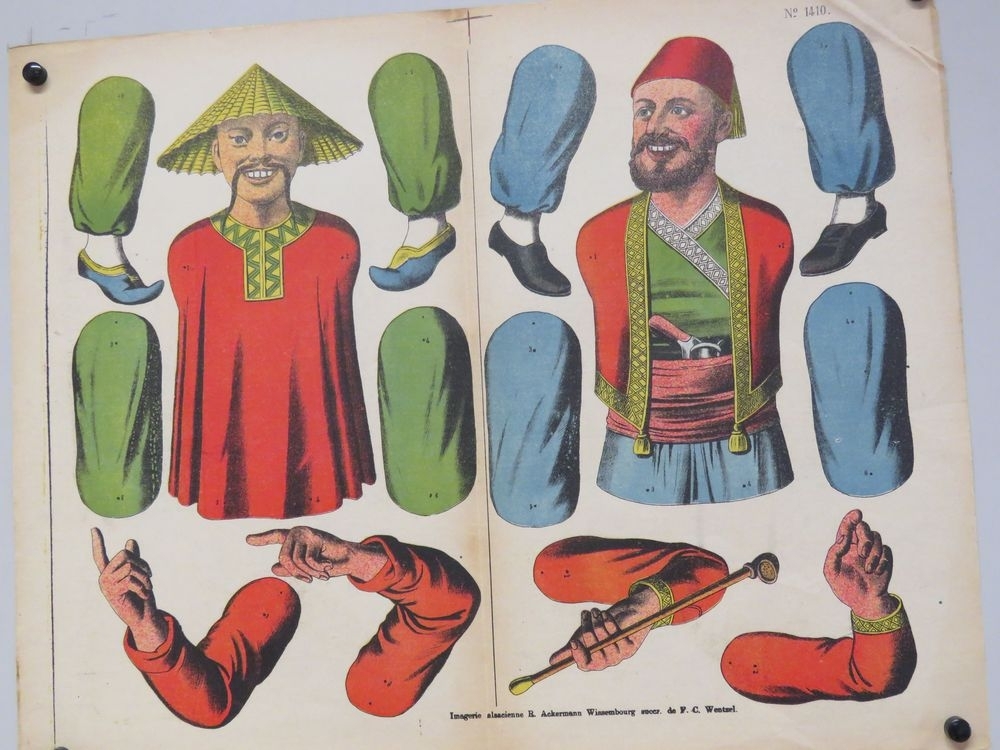 Deux pantins, originaires d'Asie et d'Afrique du nord (titre factice), 1918-1930