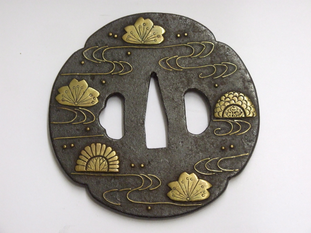 Tsuba à décor de Kikusui et Ryûsui-zakura_0