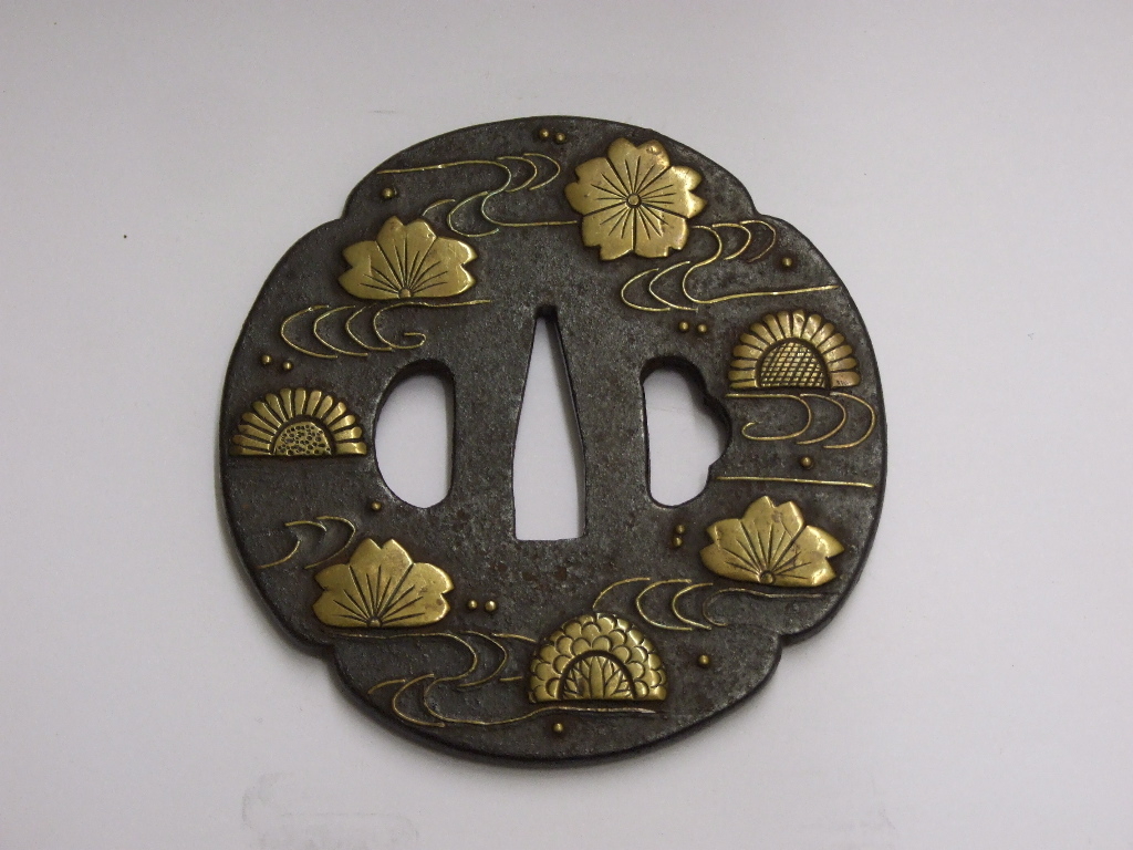 Tsuba à décor de Kikusui et Ryûsui-zakura_1
