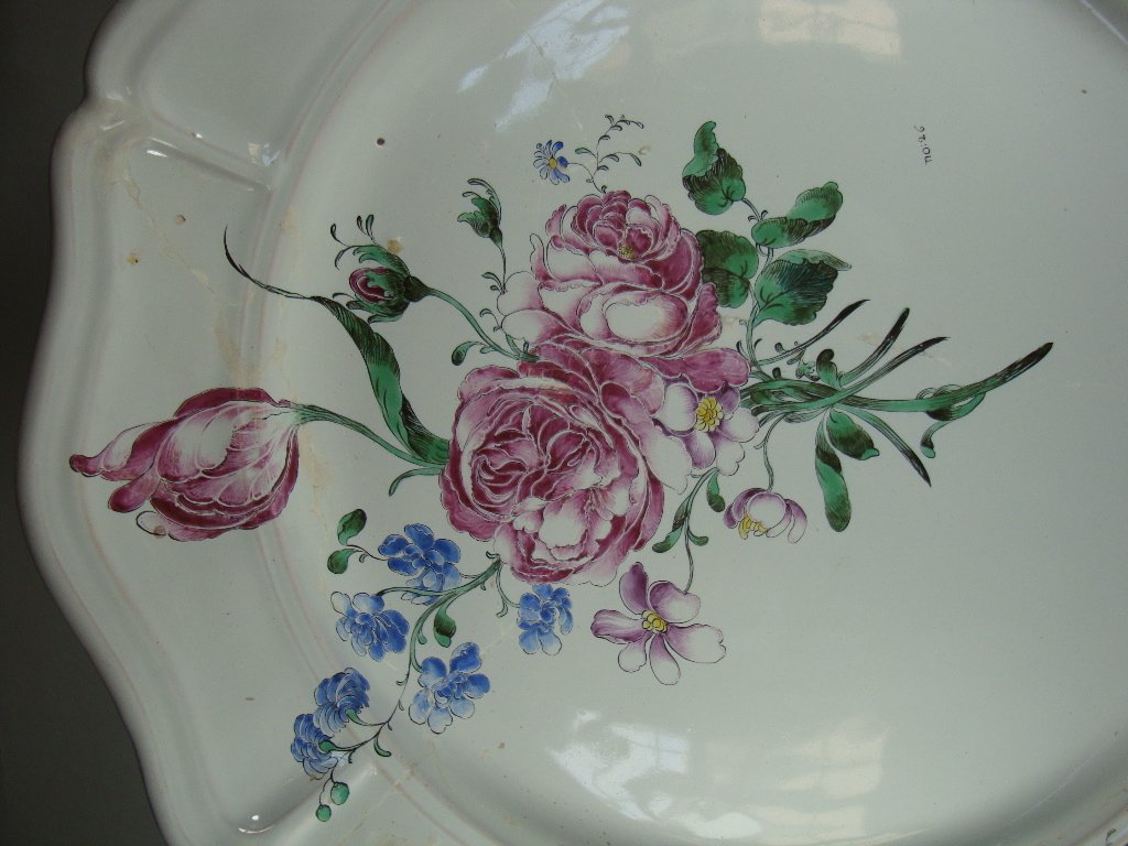 Plat à bord chantourné et décor de fleurs_0