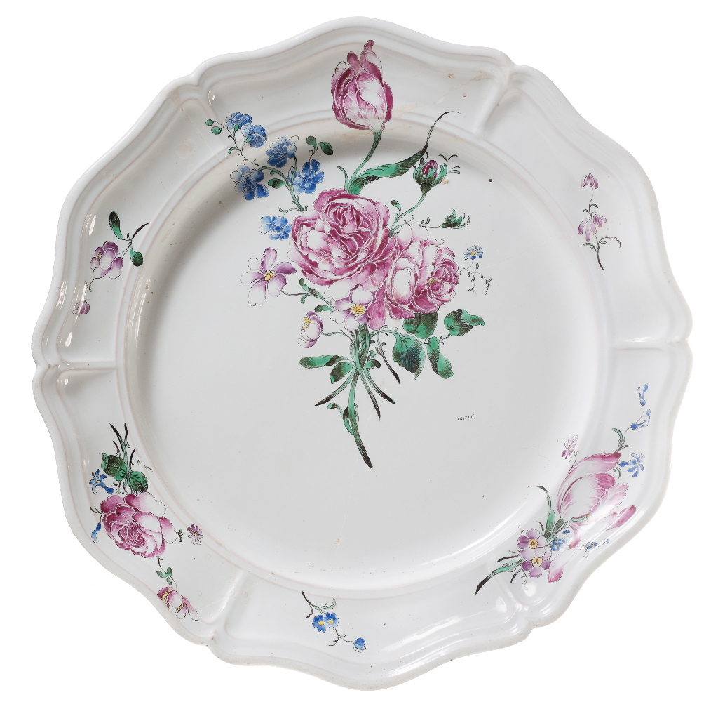 Plat à bord chantourné et décor de fleurs_4