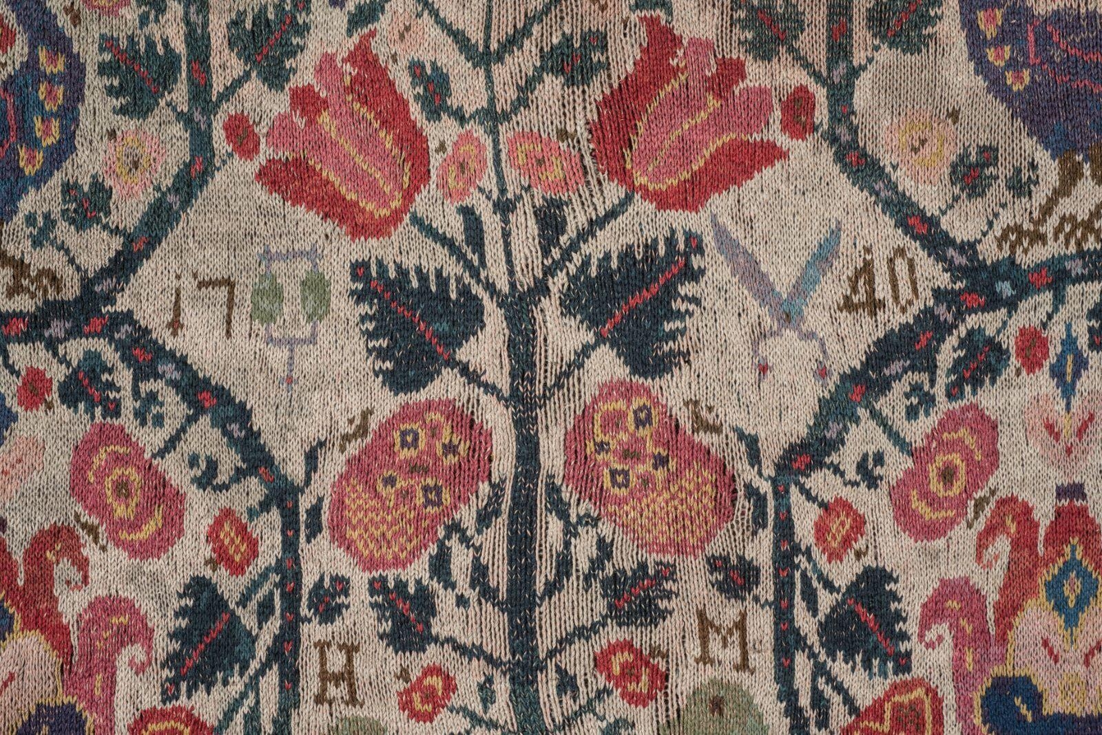 Tapis tricoté à motifs de fleurs provenant de la corporation des bonnetiers de Colmar_0