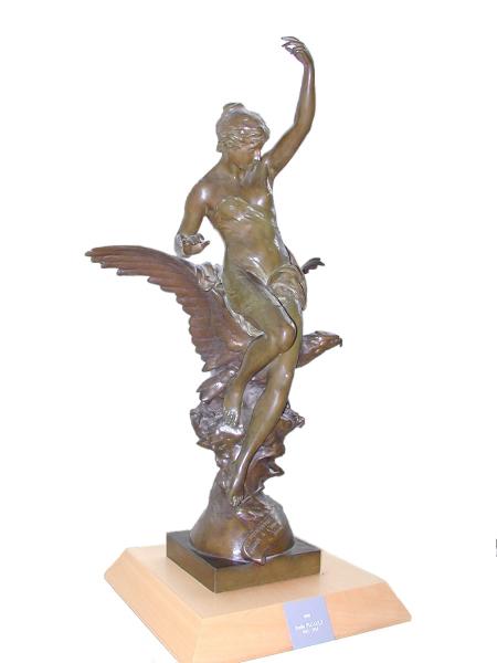 Hébé (titre récent) ; Femme assise sur un aigle (titre ancien), Émile Louis Picault, 19e siècle
