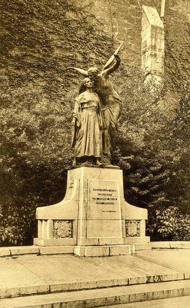 Tournai Monument Gabrielle Petit (titre inscrit)_0