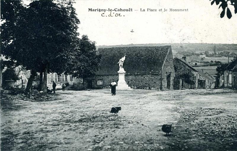 Marigny-le-Cahouët - La Place et le Monument (titre inscrit)_0