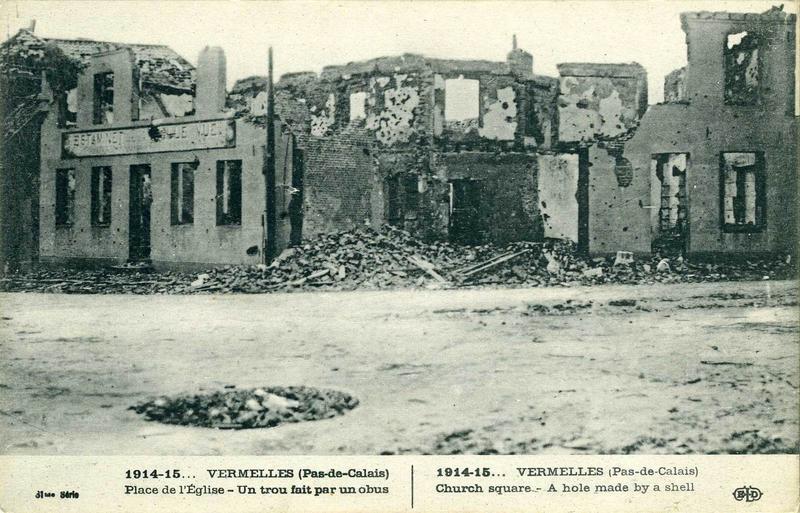 1914-15... VERMELLES (Pas-de-Calais) / Place de l'Eglise - Un trou fait par un obus / 1914-15...VERMELLES (Pas-de-Calais) / Church square - A hole made by a shell (titre inscrit, anglais)_0
