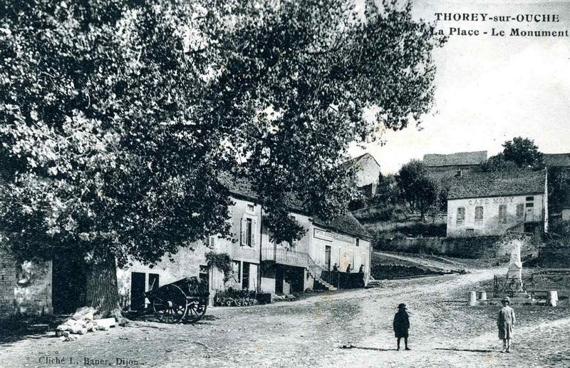 THOREY-sur-OUCHE / La Place - Le Monument (titre inscrit)_0