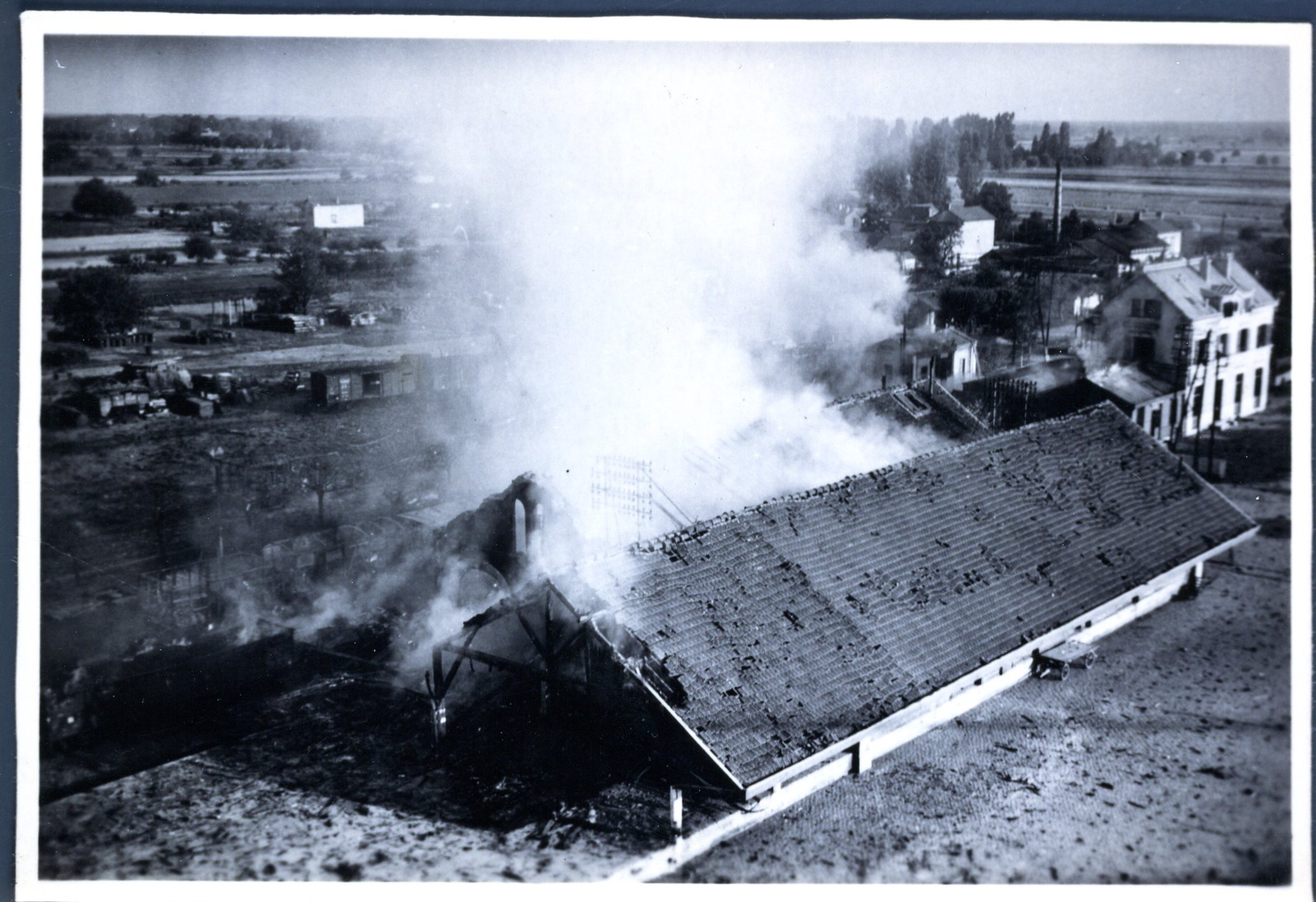 7 août 1944 / Pendant l'incendie de la gare de / marchandises (titre inscrit), M Chauvenet, 1944 /08 /07 prise de vue