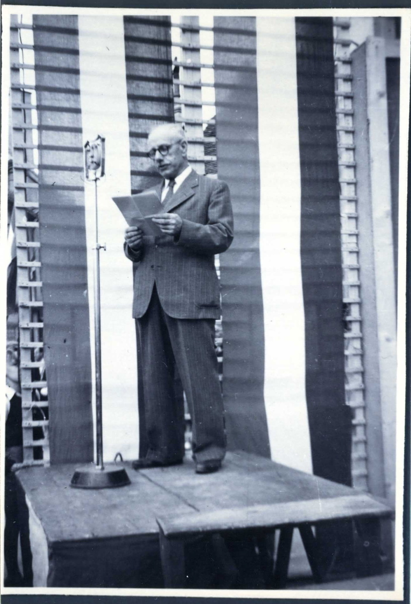 Anniversaire de la libération / 10/09/45 / Mr Forgemont, maire de Nuits St Georges / prononçant son allocution. (titre inscrit), B Lamy, 1945