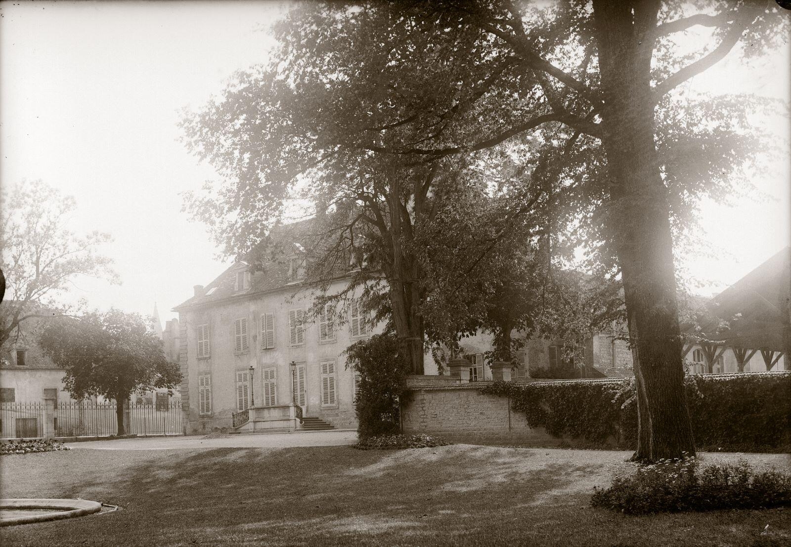 Arrière de l'Hôtel de Ville, bord du bassin (titre usuel), Jules Misserey