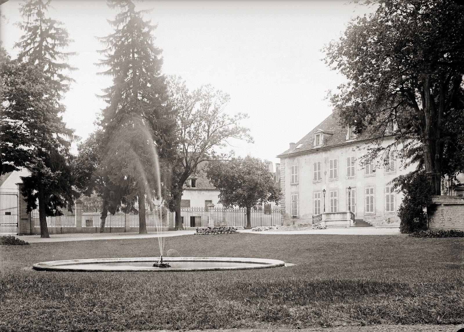 Nuits-Saint-Georges - Arrière de l'hôtel de ville (titre usuel), Jules Misserey, 1918-1921