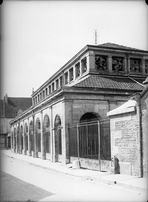 Halle, une vue de biais et angle droit, avec grille devant (titre usuel)_0