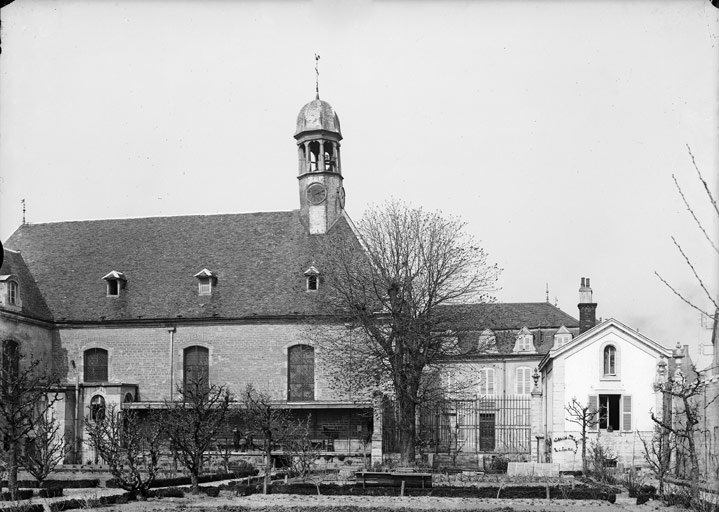 Hôpital St Laurent, cour intérieure, bâtiment de 1633 à droite (titre usuel), Jules Misserey