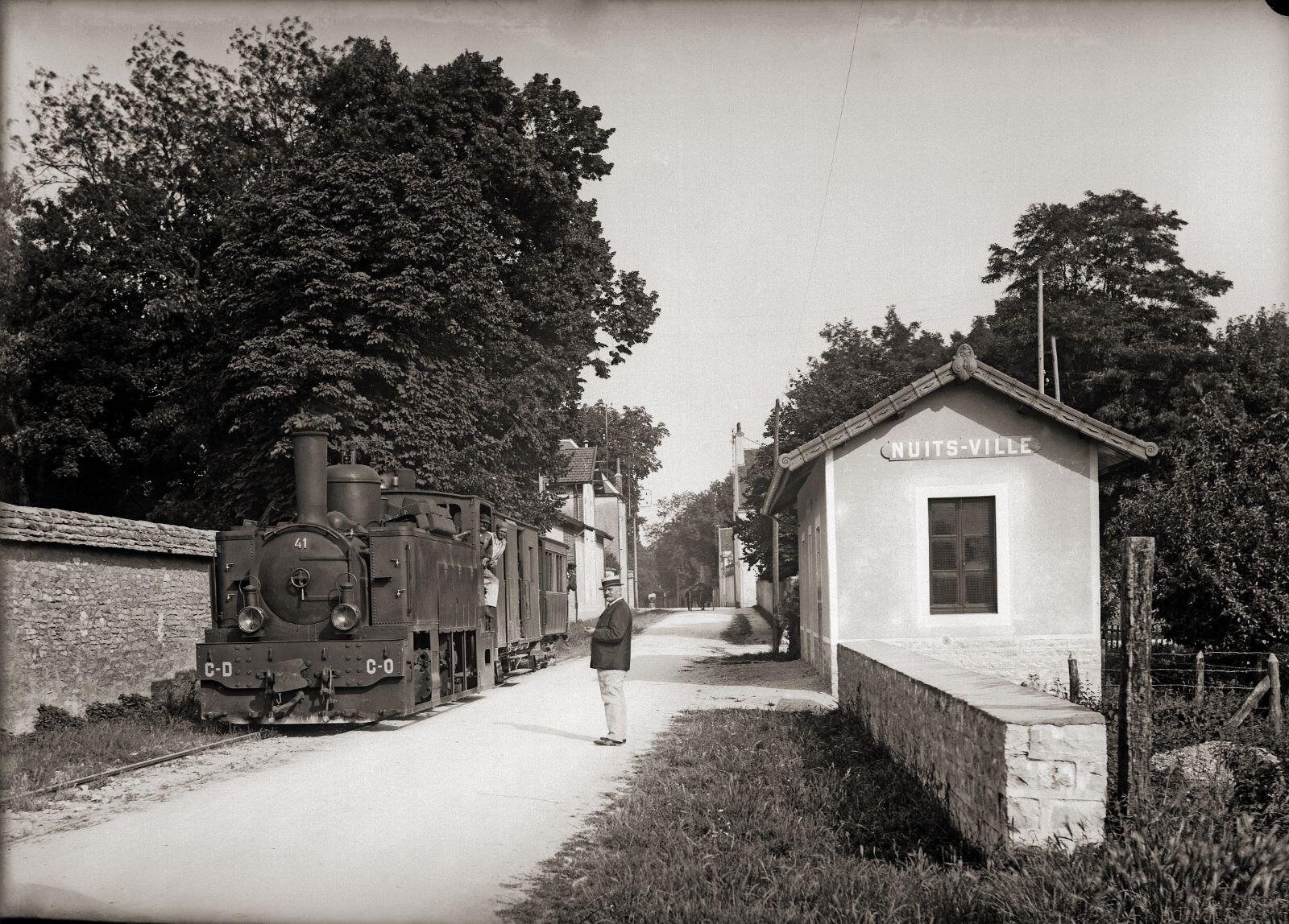 Nuits-Saint-Georges - Une halte du tramway, rue Caumont-Bréon (titre usuel), Jules Misserey, 1922-1924