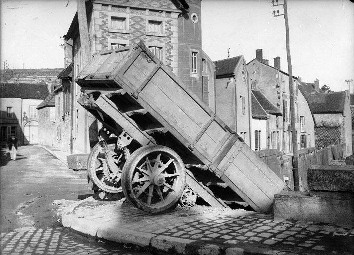 Accident de camion. Vue côté rue : la remorque (titre usuel), Jules Misserey