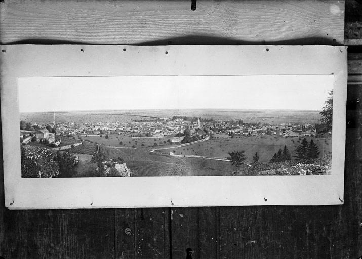 Cliché d'une représentation panoramique de Nuits-Saint-Georges (titre usuel), Jules Misserey, 1920 vers
