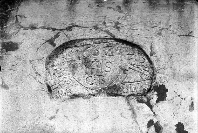 Pierre inscrite, scellée dans un mur : 1667 / IHS / C.B. I.B., une serpe, P.B. F.B. une meille, 1843 (titre usuel), Jules Misserey, 1ère moitié 20e siècle