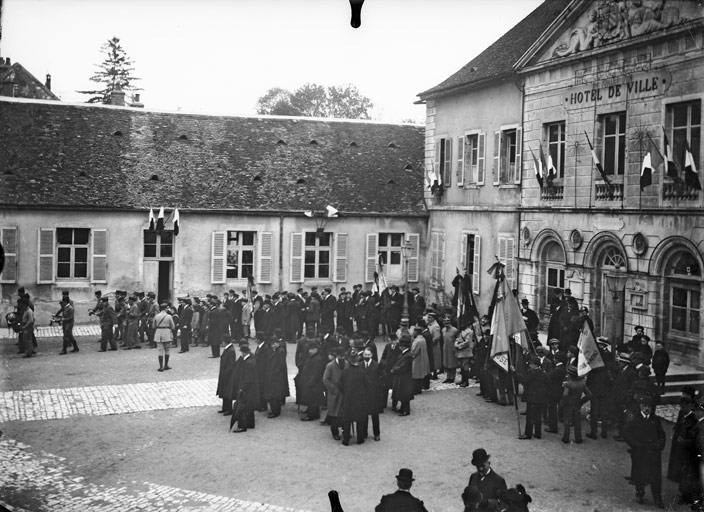 Devant l’Hôtel de Ville, les personnalités, les drapeaux, la fanfare militaire attendant ceux qui sont fêtés (titre usuel), Jules Misserey, 20e siècle