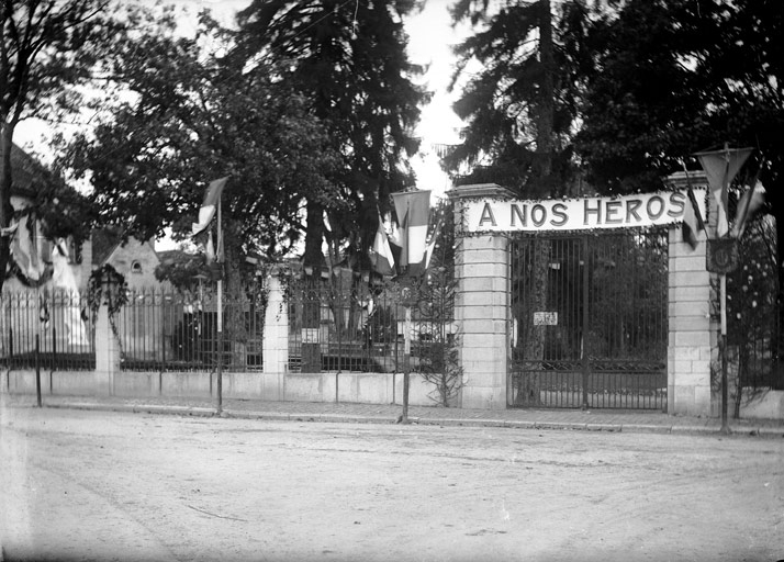 Nuits-Saint-Georges - “A NOS HEROS” : grilles du jardin de l’Arquebuse décorées (titre usuel), Jules Misserey, 1921