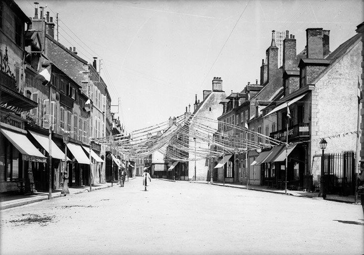 Rue décorée, à partir du Beffroi, angle de la poste, à droite (titre usuel), Jules Misserey, 1910-1933