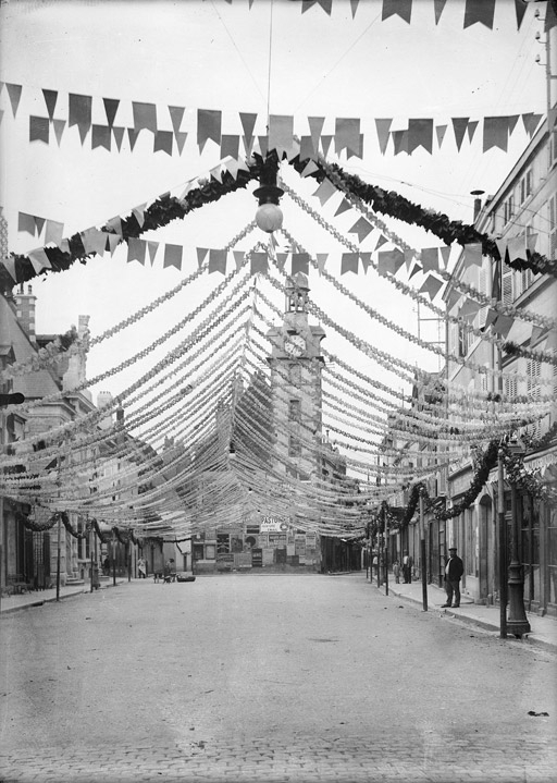 Grand rue (place de la République) décorée de banderoles, le beffroi au fond (titre usuel), Jules Misserey, 1910-1933
