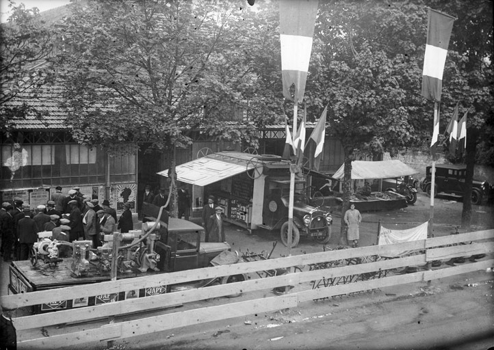 Nuits-Saint-Georges - Autour des halles, foire exposition de matériel agricole (titre usuel), Jules Misserey, 1926-1941