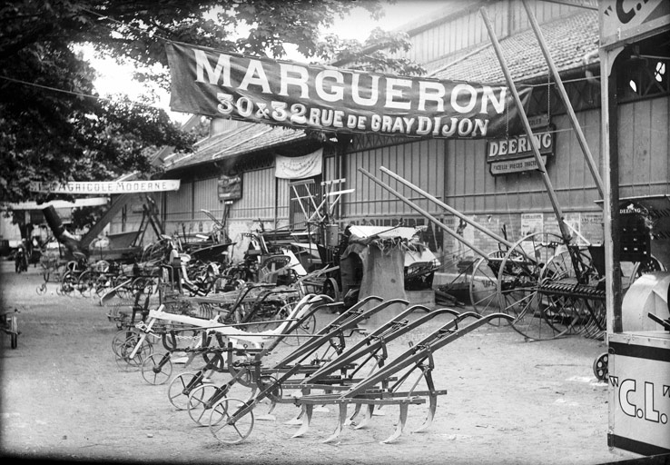 Autour des halles, foire exposition de matériel agricole. C.L CONORD (titre usuel), Jules Misserey, 1926-1941