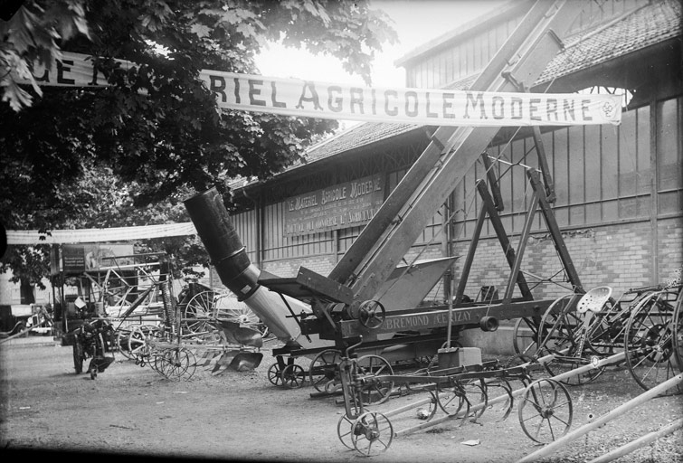 Nuits-Saint-Georges - Autour des halles, foire exposition de matériel agricole (titre usuel), Jules Misserey, 1926-1941
