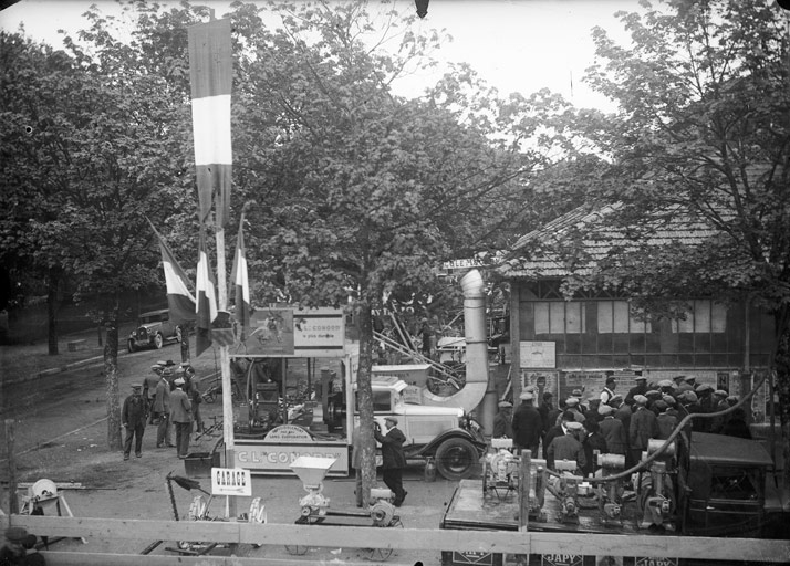 Nuits-Saint-Georges - Autour des halles, foire exposition de matériel agricole (titre usuel), Jules Misserey, 1926-1941