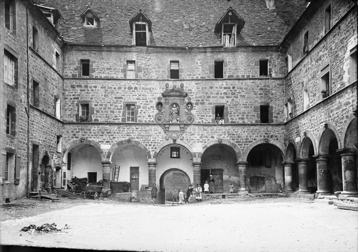 Cour intérieur avec arcades. Une statue de la Vierge dans une niche, 17e inscription au dessous (couvent des cordeliers à Beaune ?) (titre usuel), Jules Misserey
