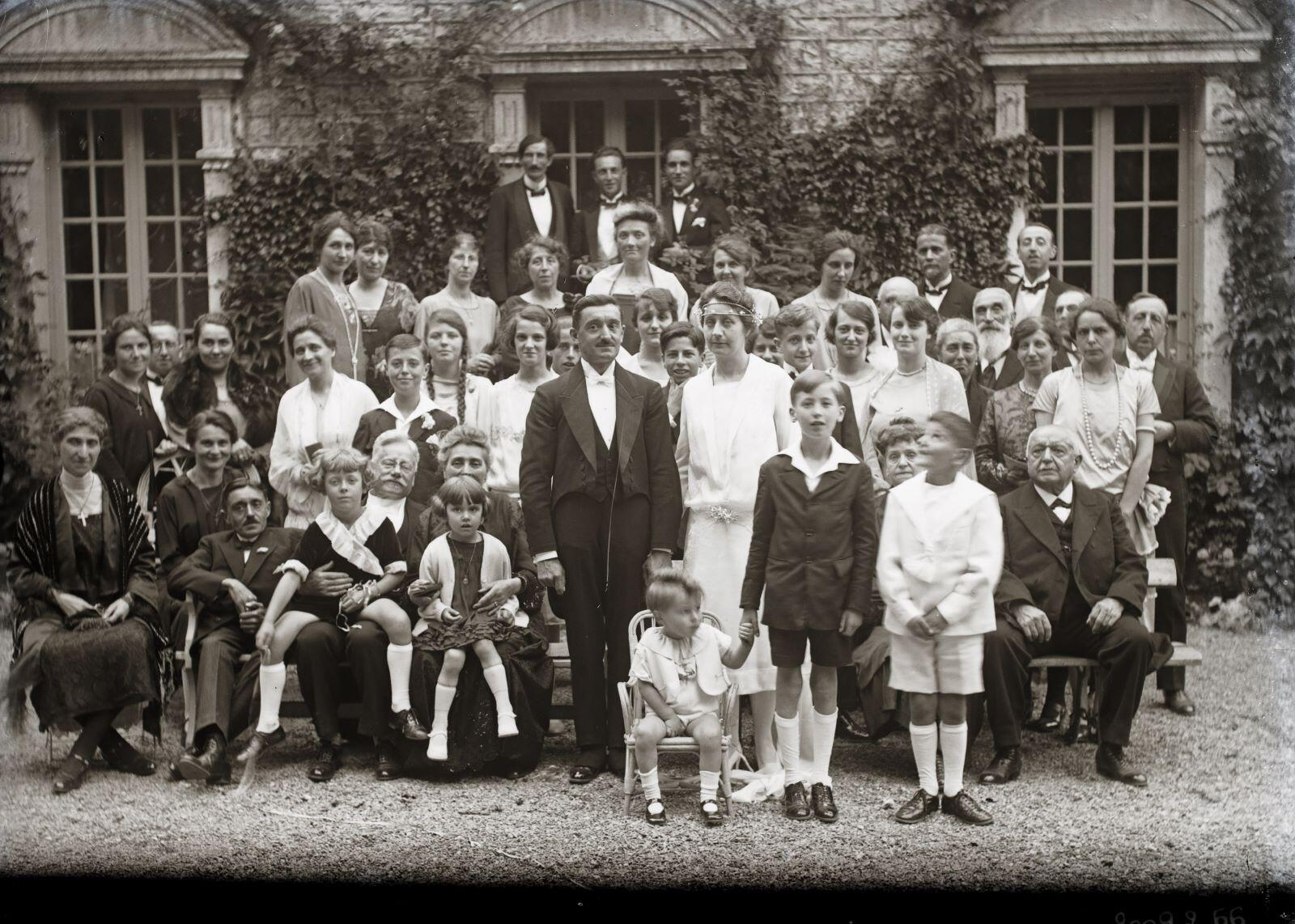 Photographie de famille lors d'un mariage (titre usuel), Jules Misserey, 1ère moitié 20e siècle
