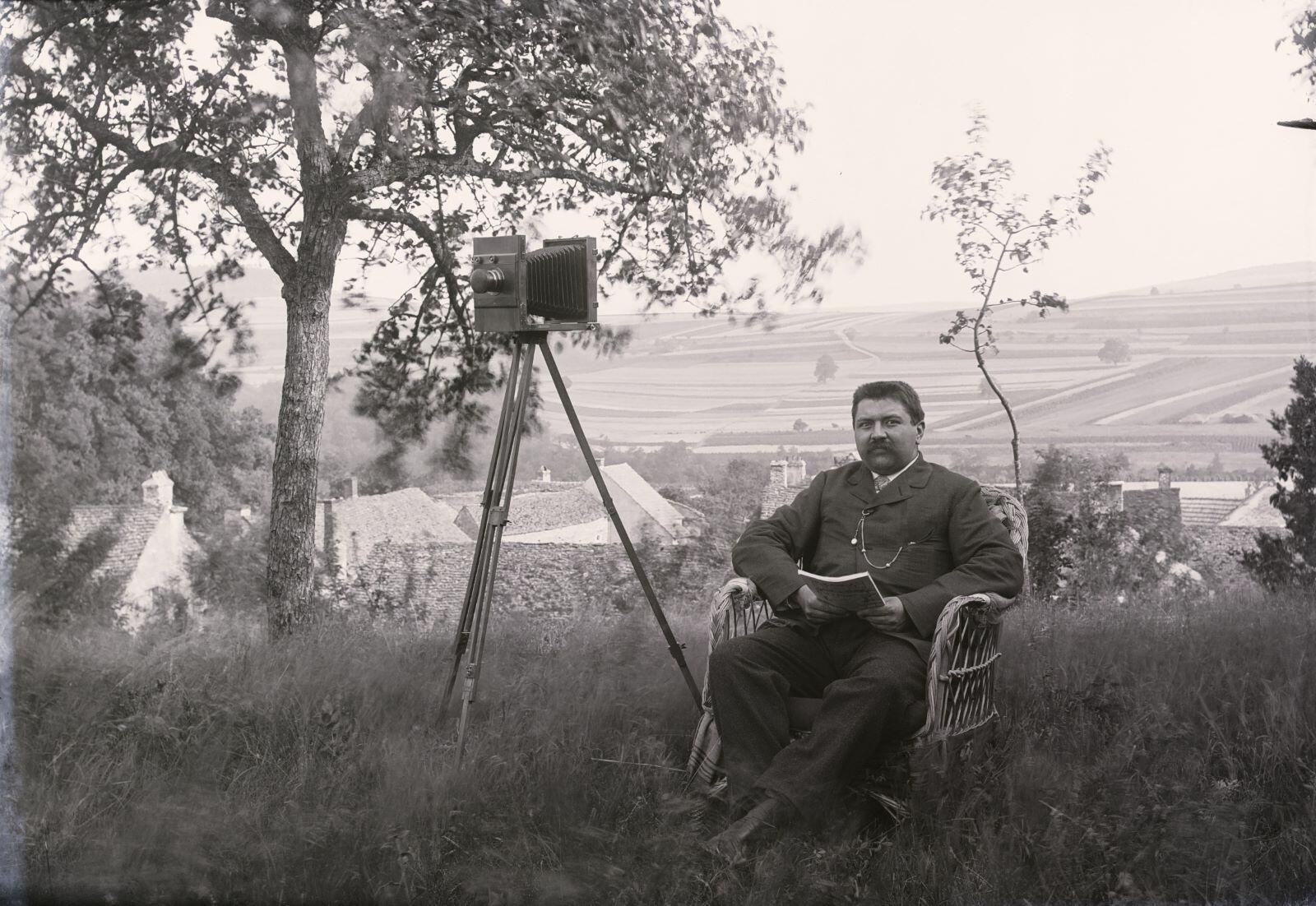 Jules Misserey assis à côté d'un appareil photographique (titre usuel), Jules Misserey, 1920 vers,1941
