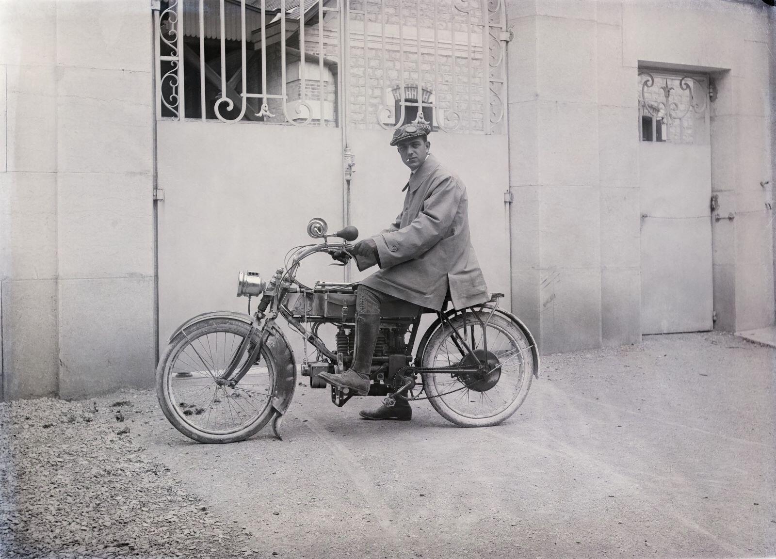 Portrait d'homme sur une motocyclette (titre usuel), Jules Misserey, 1920 après