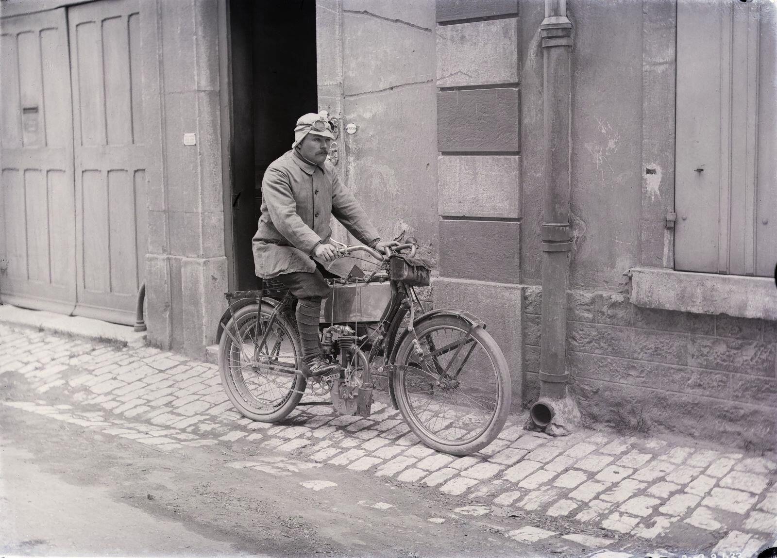 Portrait d'homme sur une motocyclette (titre usuel), Jules Misserey, 1920 après