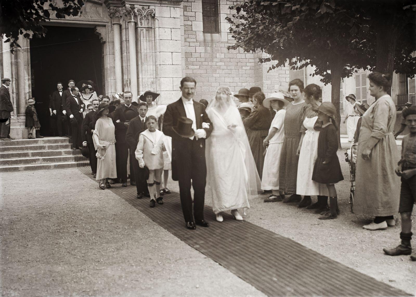 Nuits-Saint-Georges - Mariage. Un couple sort de l'église Saint-Denis (titre usuel), Jules Misserey, 1ère moitié 20e siècle